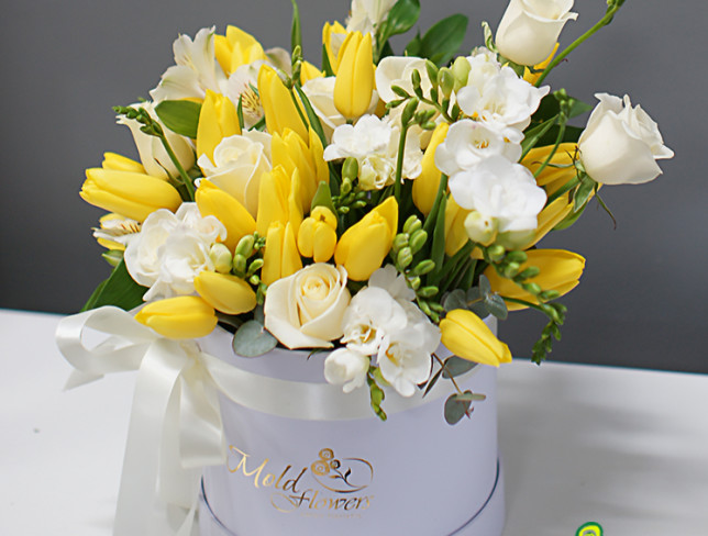 Cutie alba cu lalele galbene, trandafiri albi si frezie ''Soarele Meu'' foto
